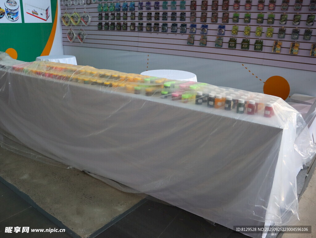 展台上排列的多彩物品