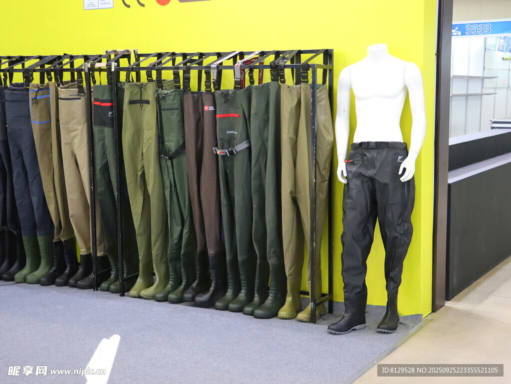户外工装展示多样款式选择