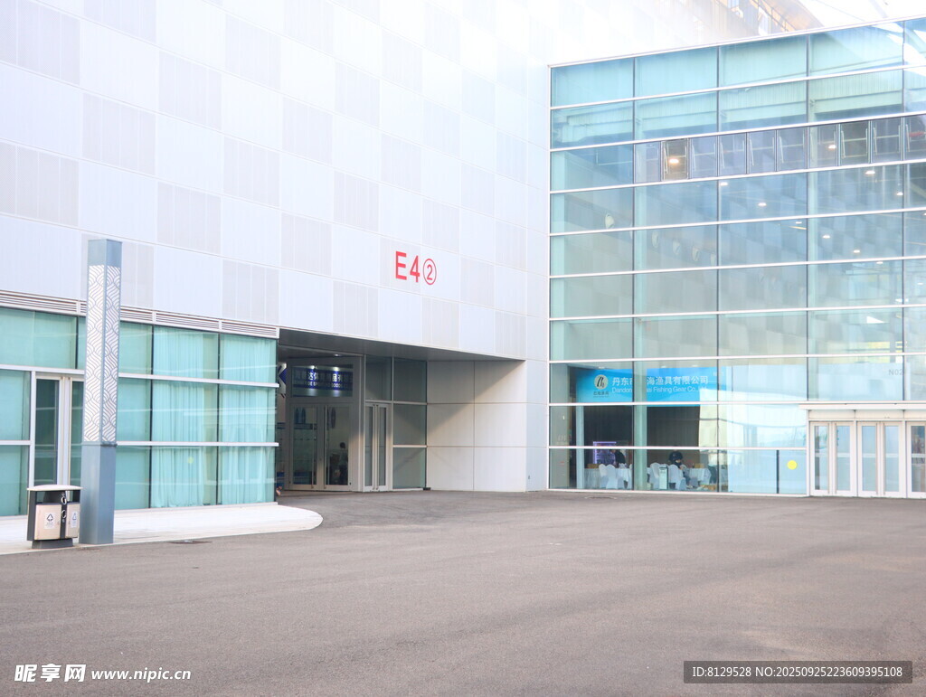 现代风格玻璃建筑外观
