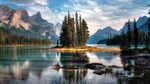 宁静山水间的绝美湖景