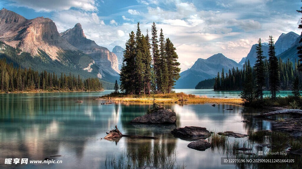 宁静山水间的绝美湖景