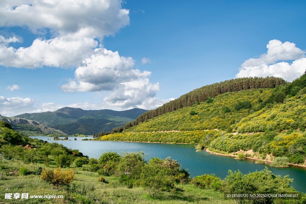 青山绿水间的秀丽湖景