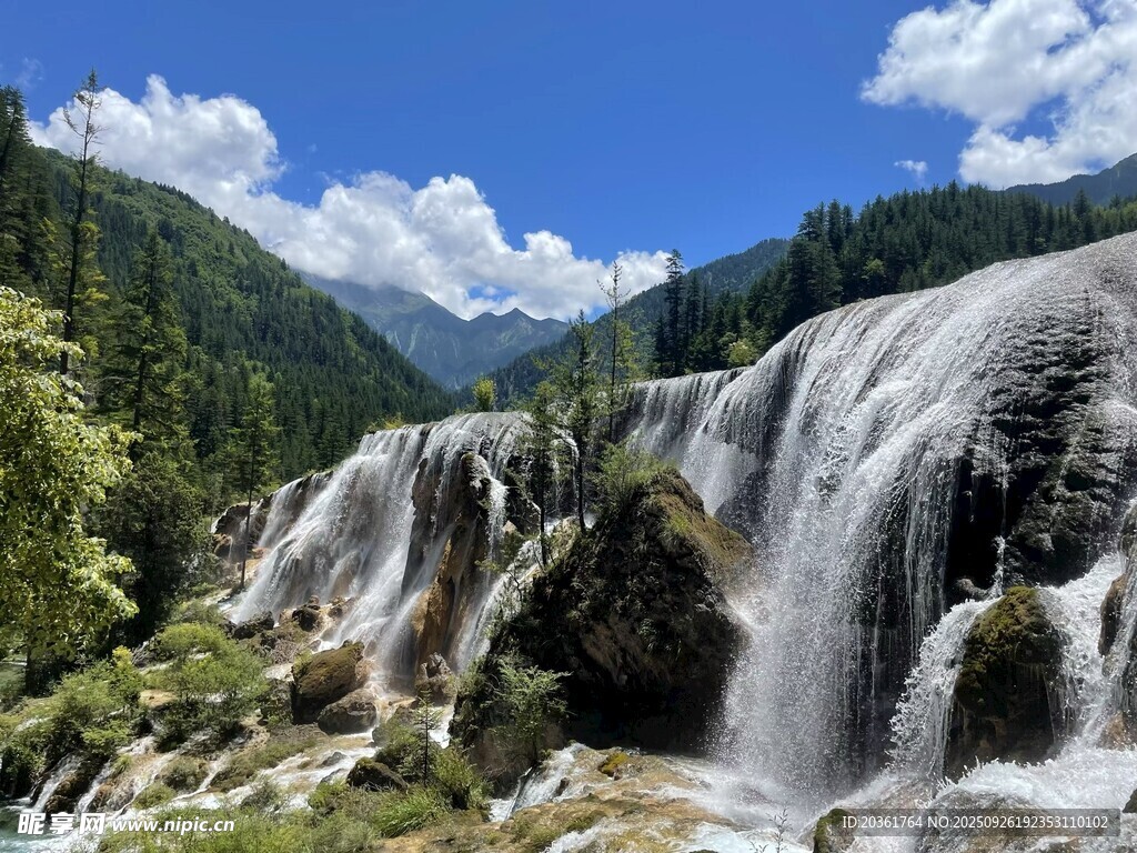 山间壮丽瀑布景观