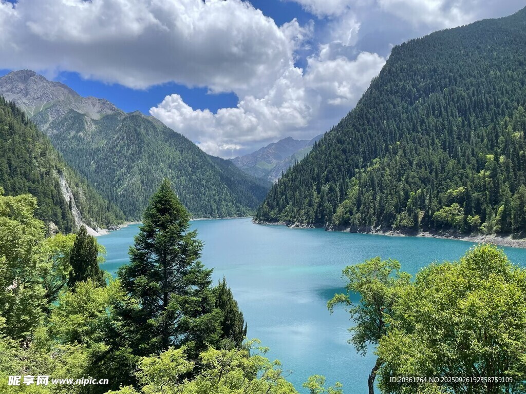 高山环抱的静谧蓝湖