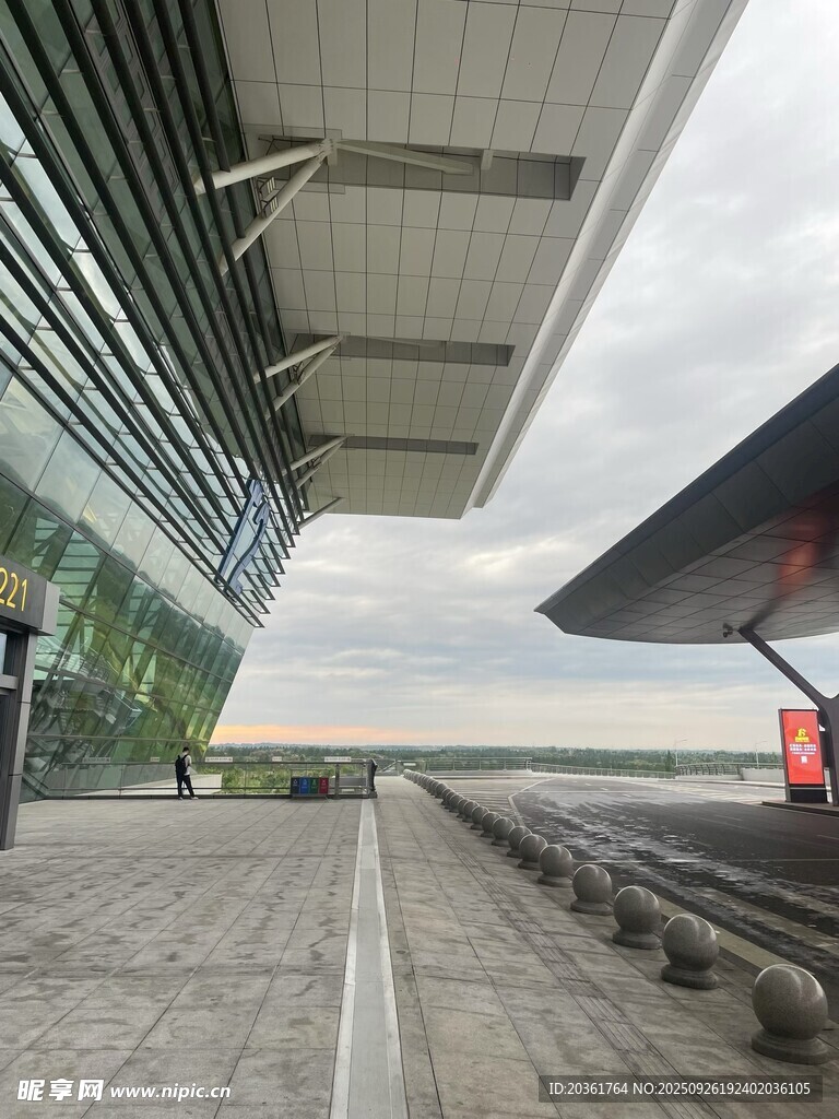 现代车站户外空旷场景
