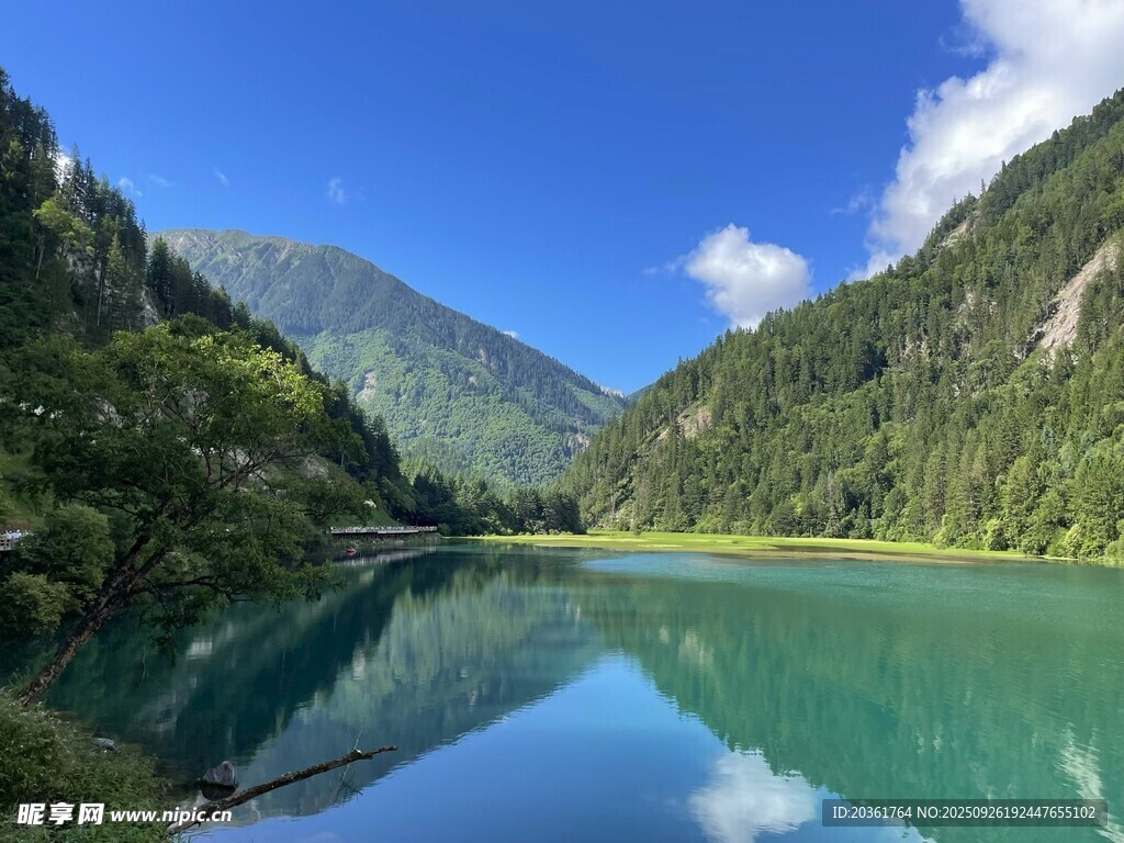 青山绿水间的静谧湖泊