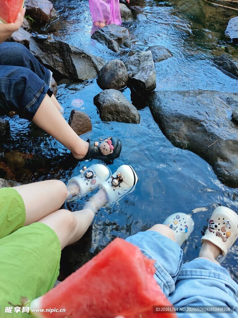 溪边惬意时光