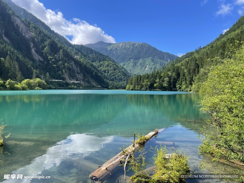美丽清澈的山间湖泊景色