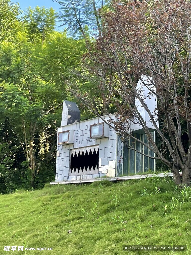 山林中的白色现代小屋