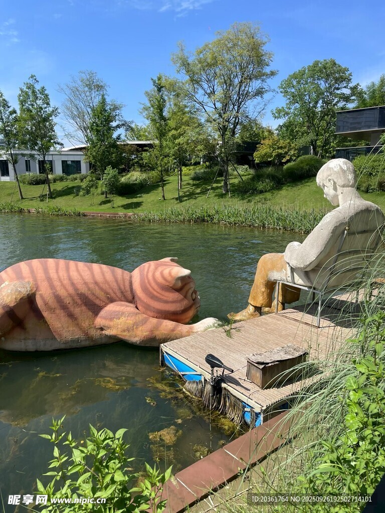 湖边奇特雕塑与宁静景致