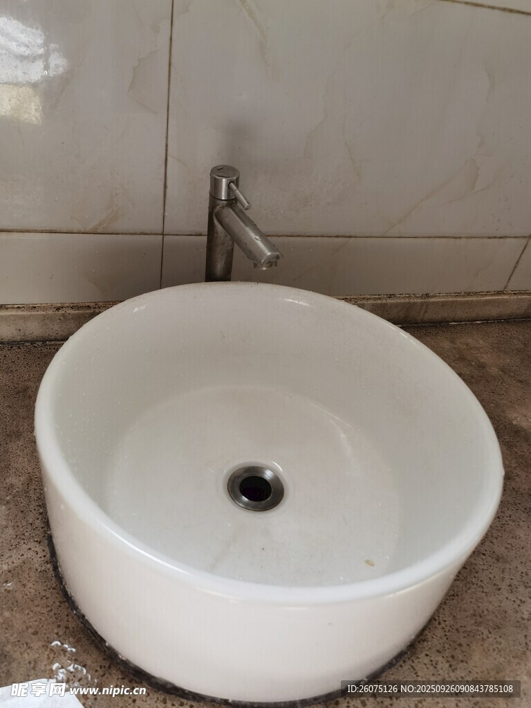 白色圆形台上洗手盆