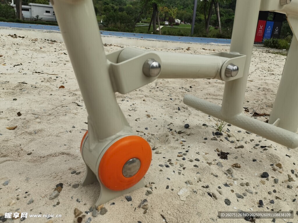 沙滩上的健身器材局部