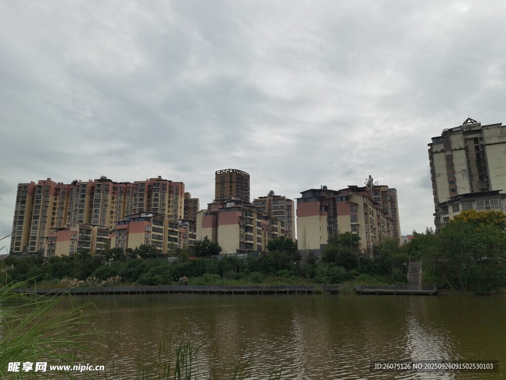 河畔旁的多层建筑群