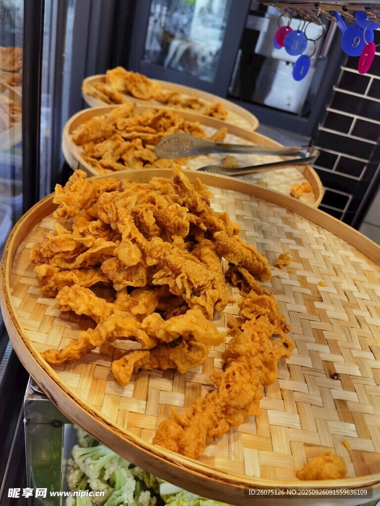 美味香酥炸物摆于木盘