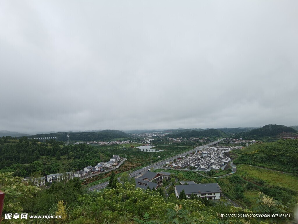 俯瞰山间村落景致