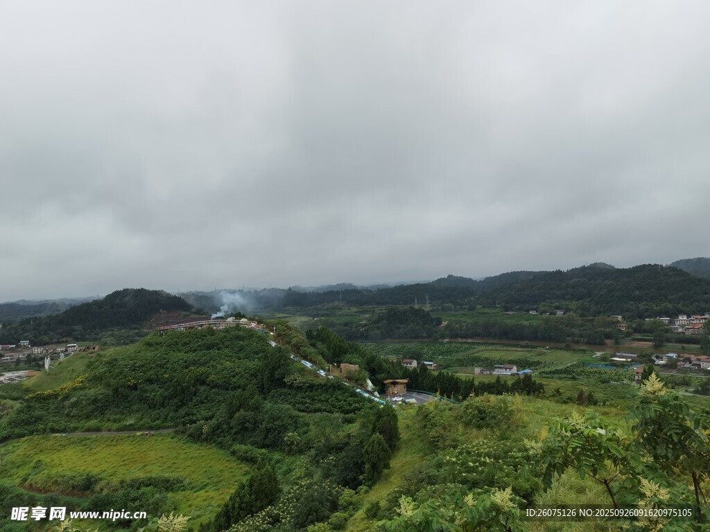 山间绿野风光
