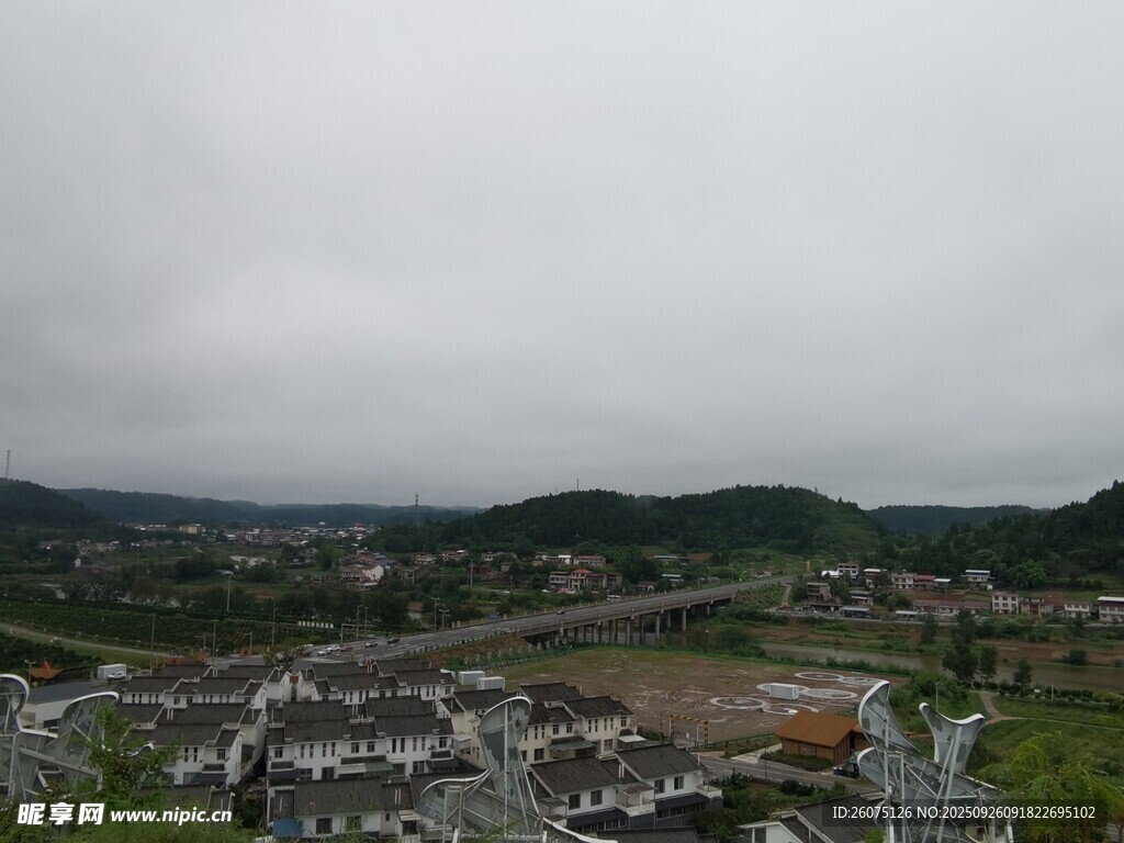 乡村远景云雾缭绕之景