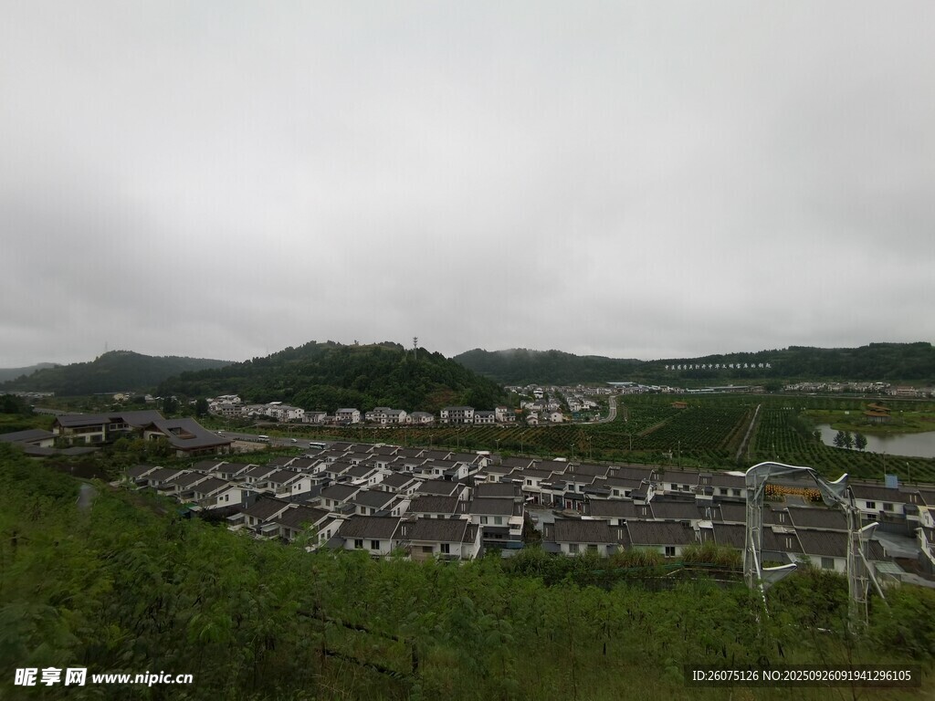俯瞰山间错落房屋景观