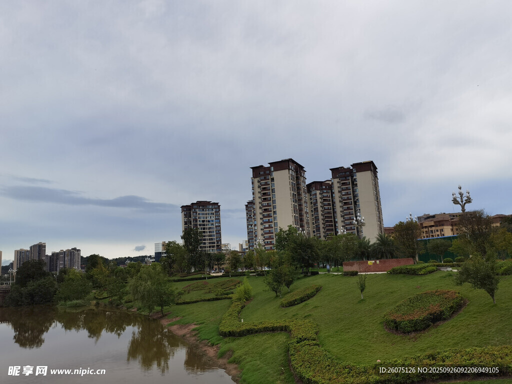 湖畔高楼与绿地景观