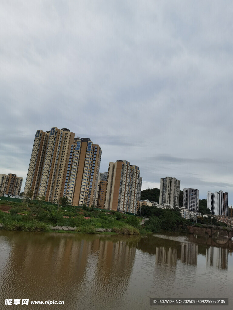 河畔高楼林立的城市景观