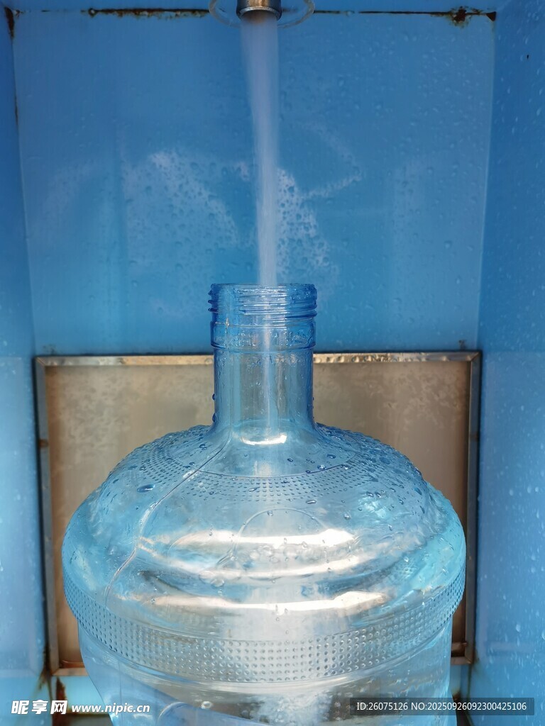蓝色背景下的大桶装饮用水