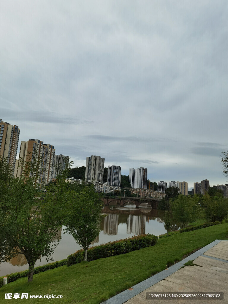 城市河畔风景