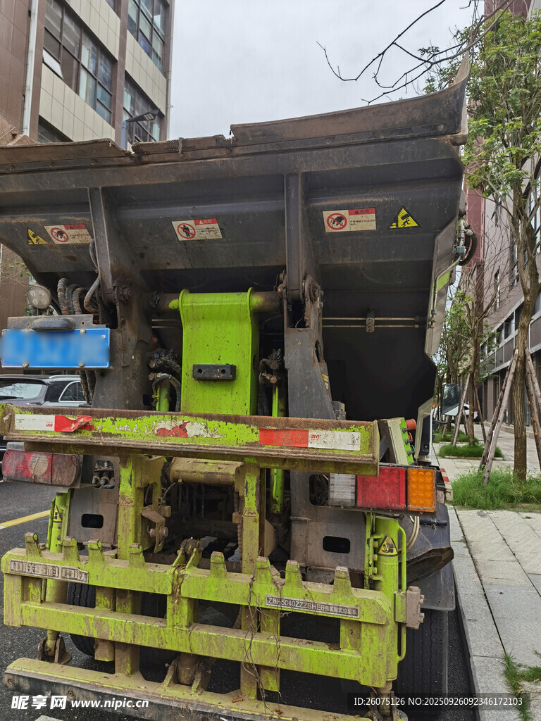 城市道路旁的工程机械设备