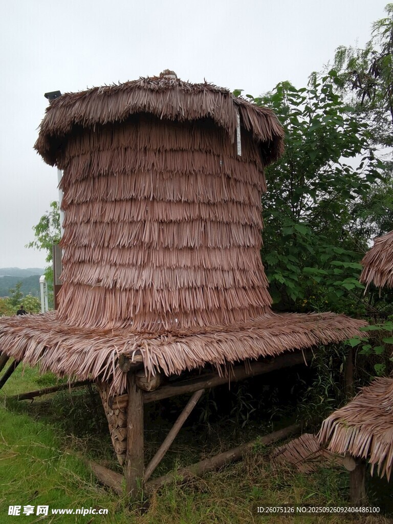 传统木质高架草顶小屋