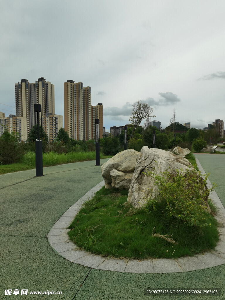 城市绿地中的巨石景观