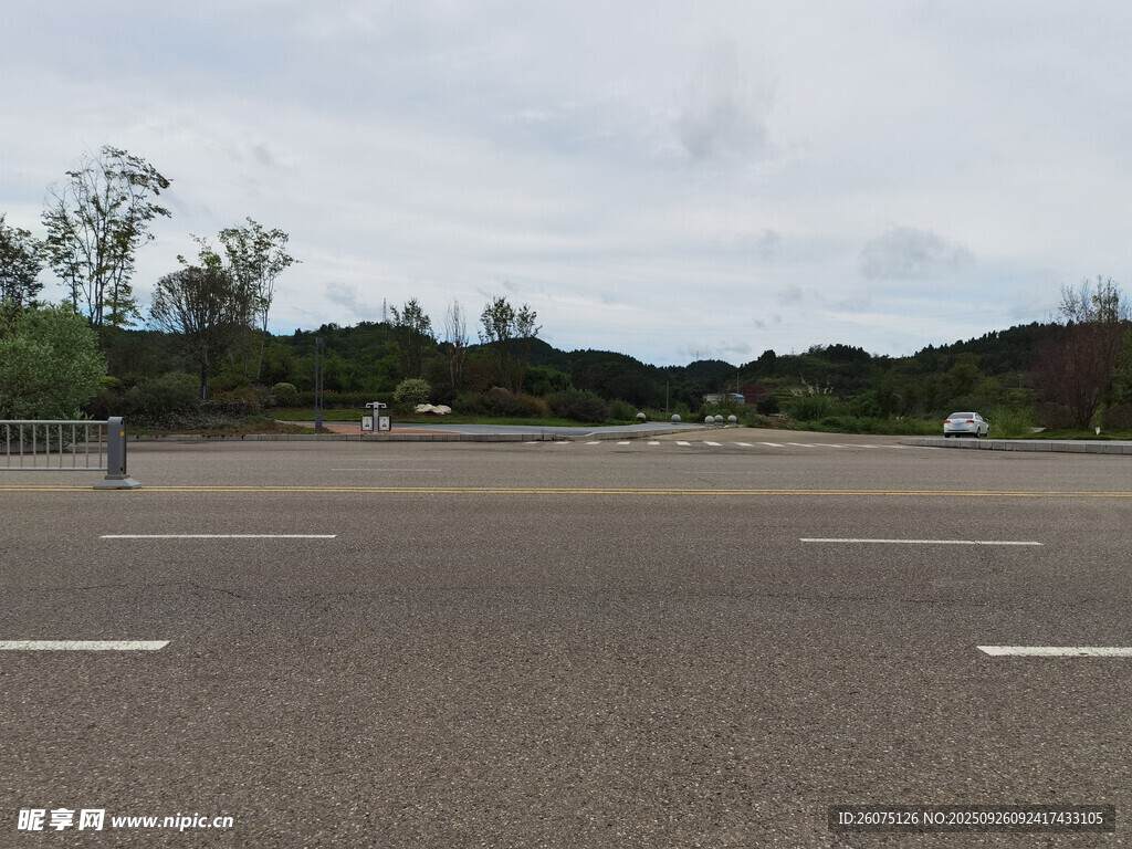 空旷道路场景