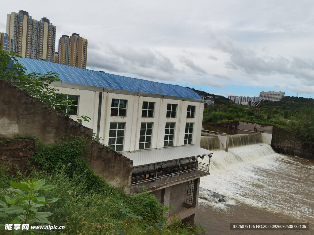 河边蓝顶建筑与湍急水流