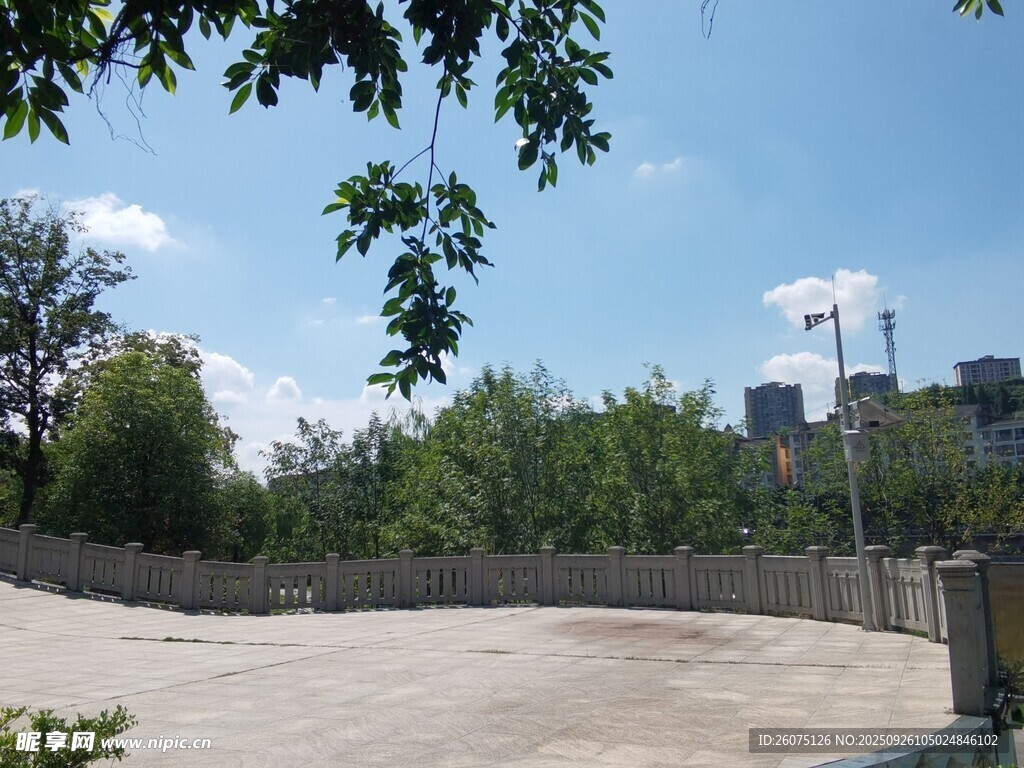 户外开阔场地与绿树蓝天
