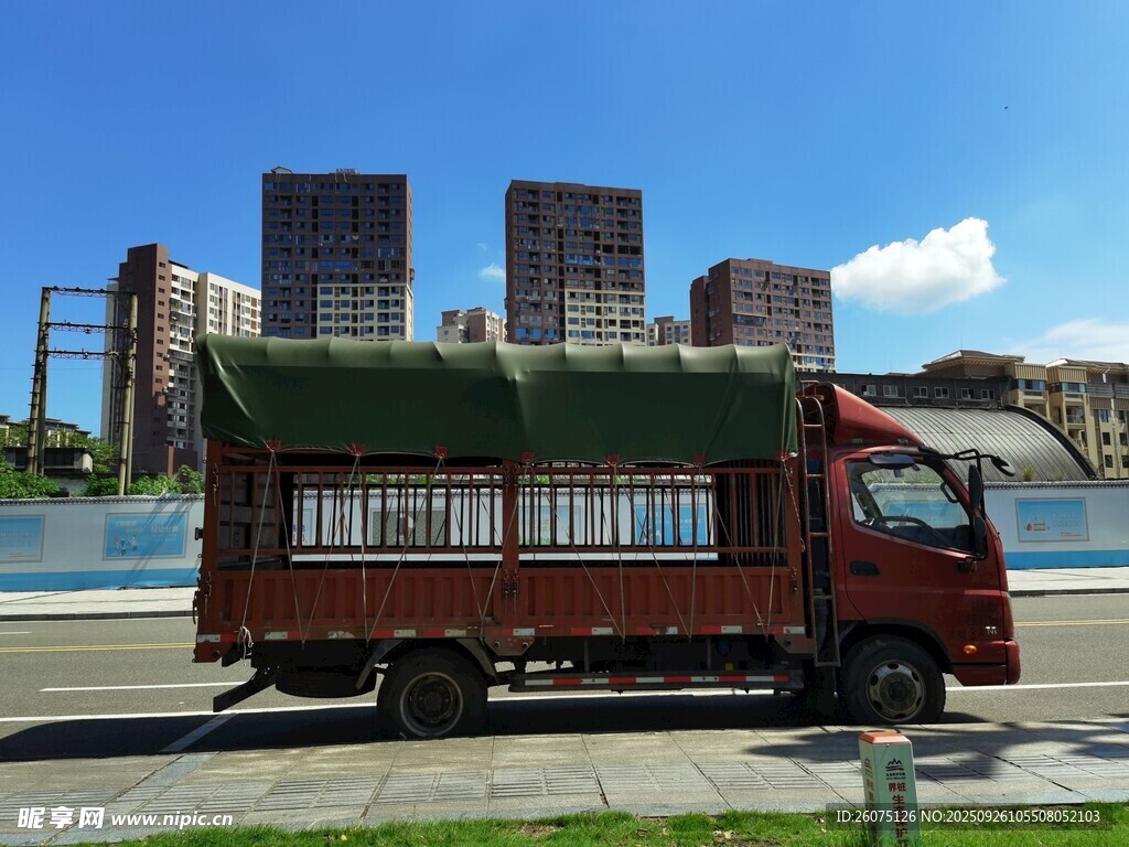 复古红卡车行驶在城市边