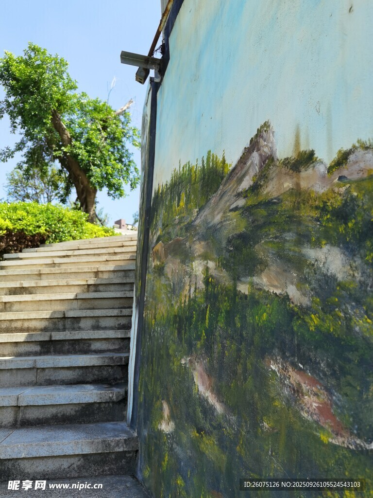 彩绘墙边的石阶风景