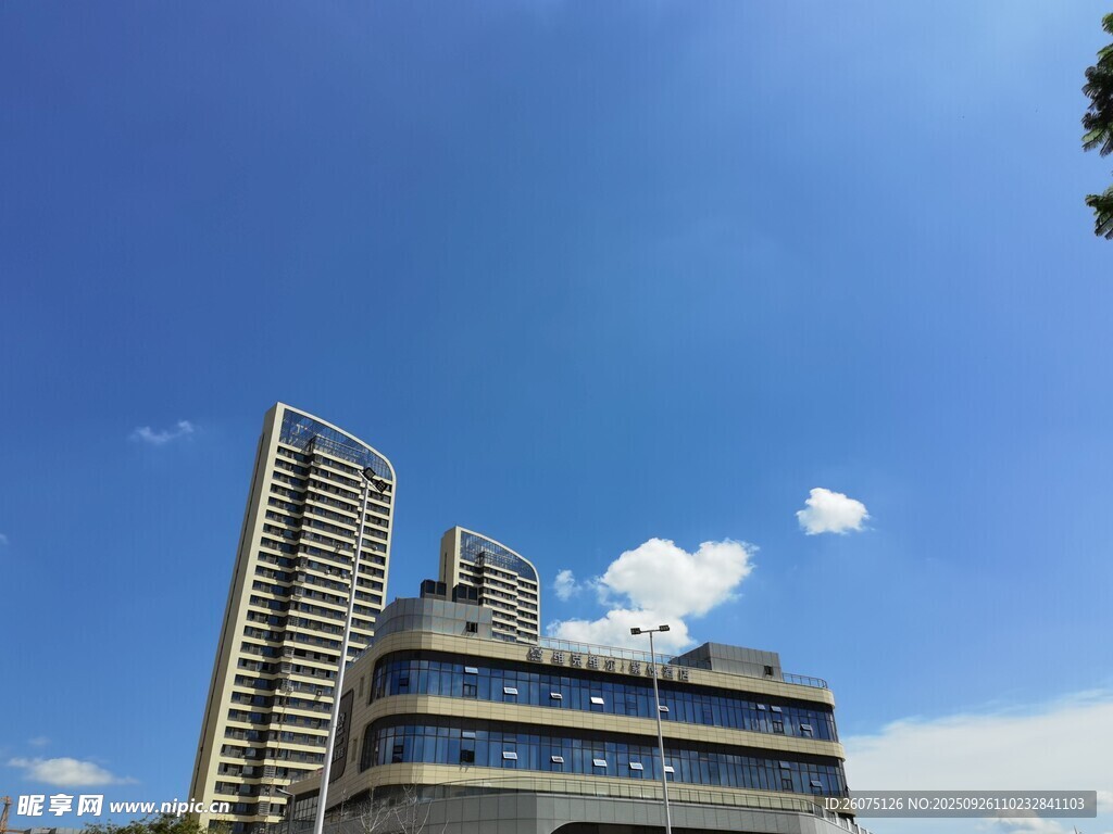 城市高楼与蓝天美景