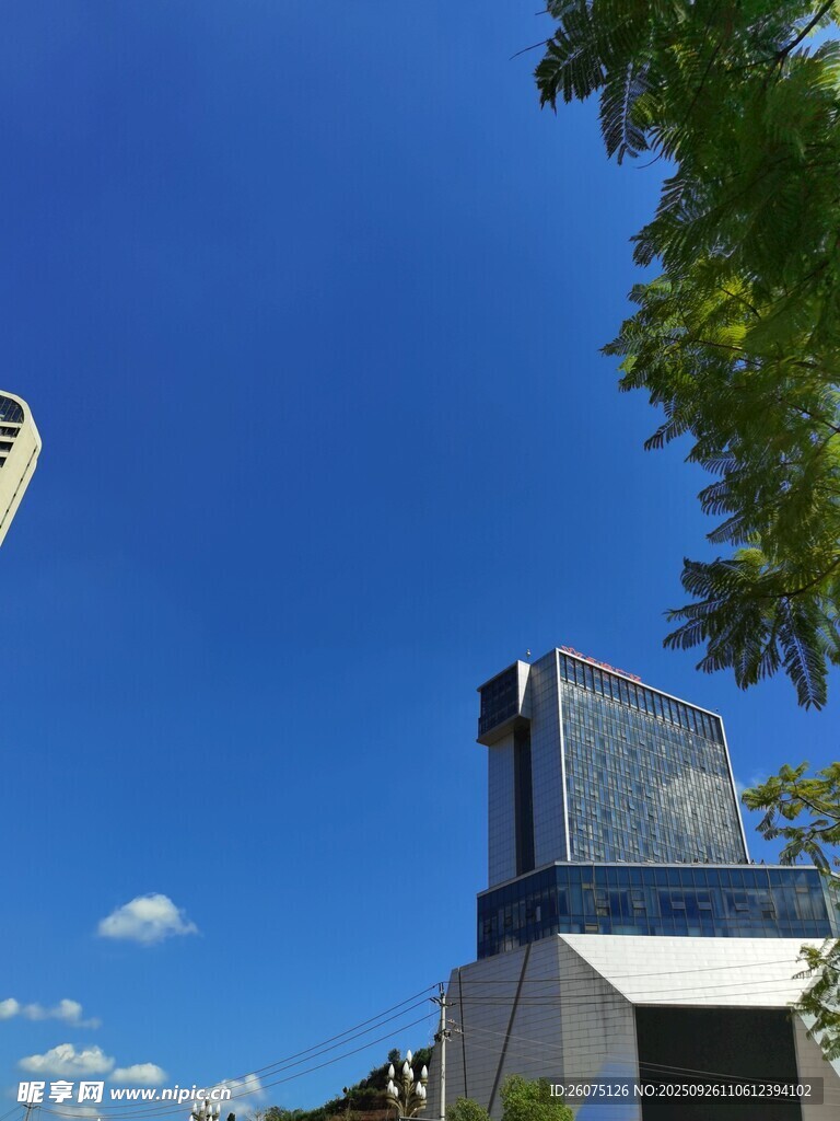城市蓝天与现代建筑景观