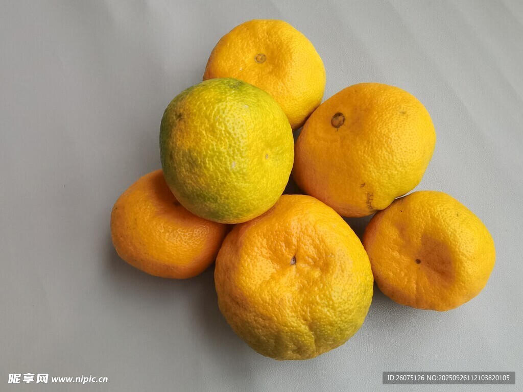 一堆新鲜的黄澄澄柑橘