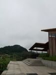 山间木质建筑观景平台