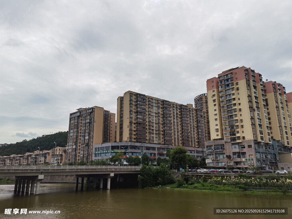 河畔高楼景观