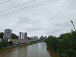 河畔城市风光
