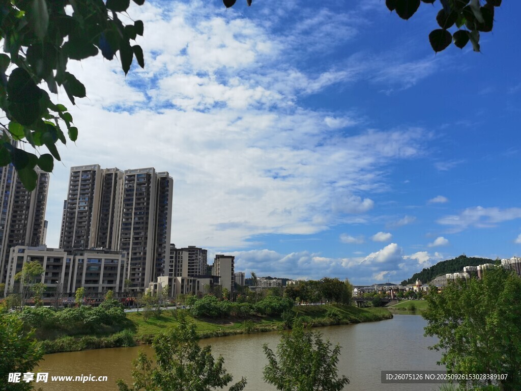 河畔高楼与蓝天白云美景
