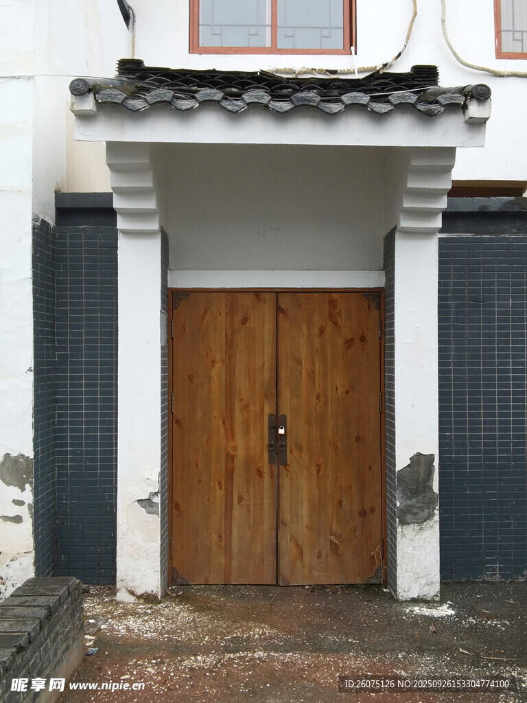 古朴木门建筑入口