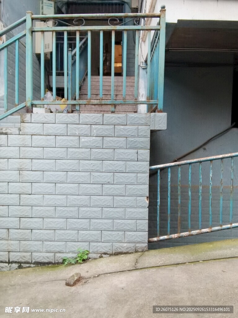 户外砖砌台阶配金属护栏