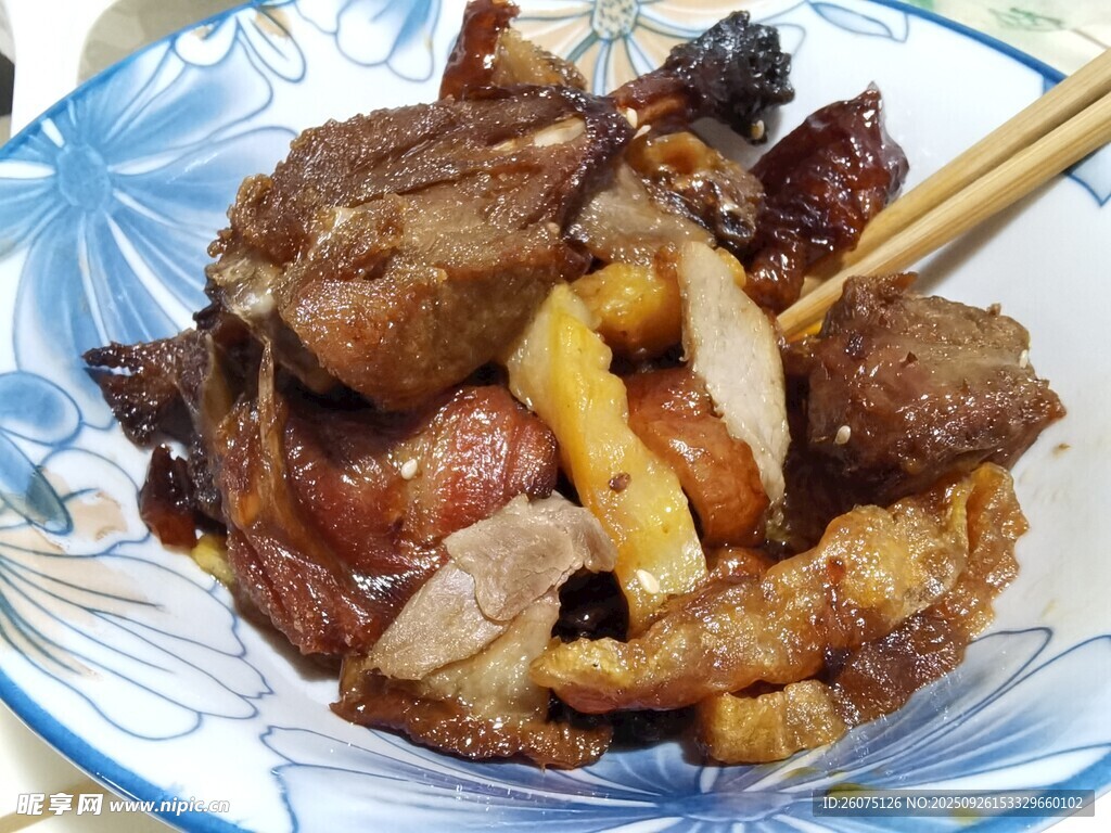 美味烤肉置于蓝白瓷盘
