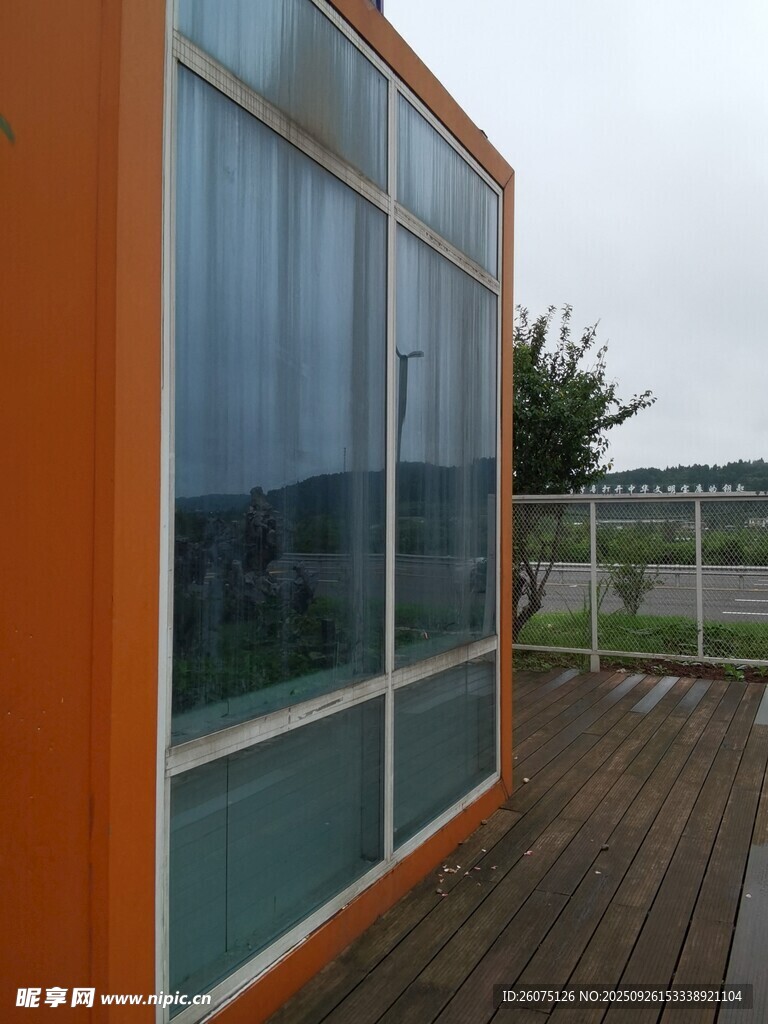 橙色小屋外的木质露台