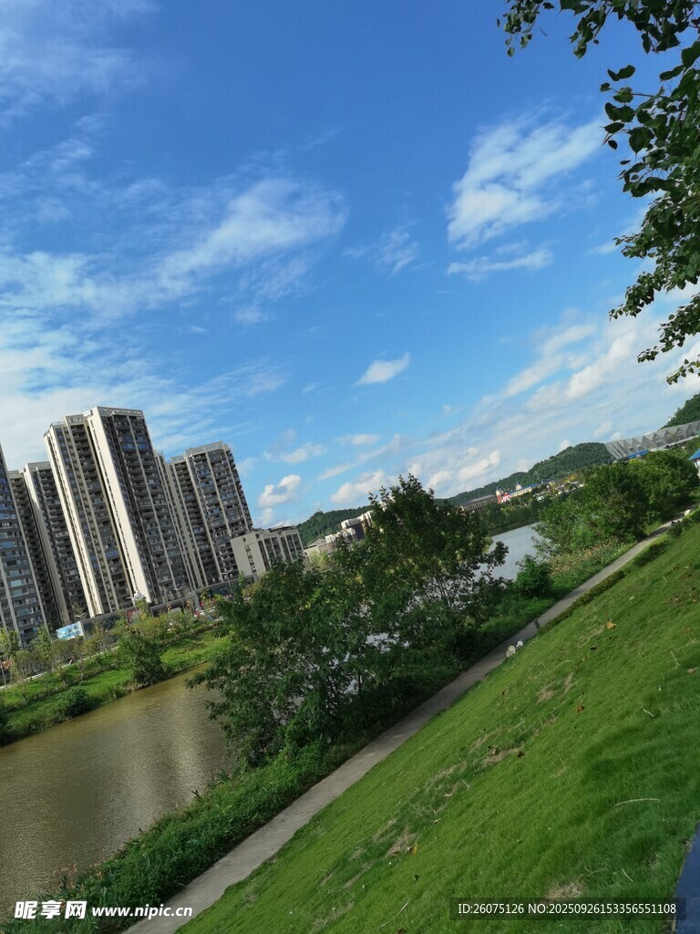 河畔高楼与绿意景致