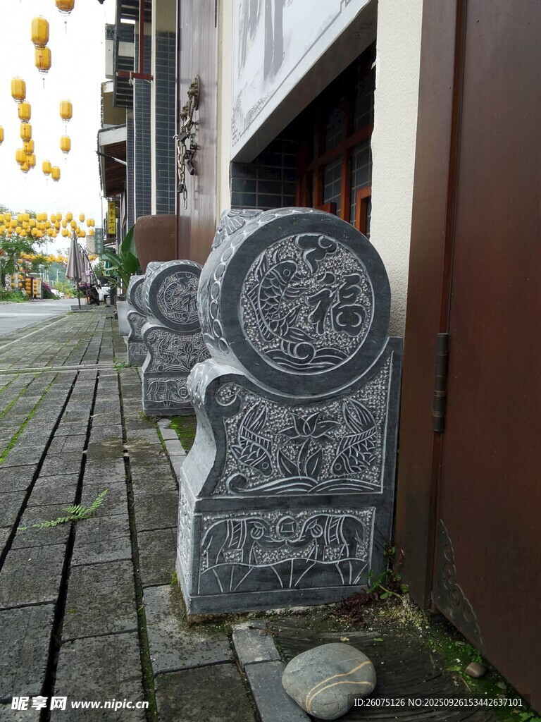 古老石墩立于街道旁
