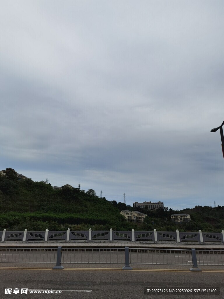 公路旁的阴天景色