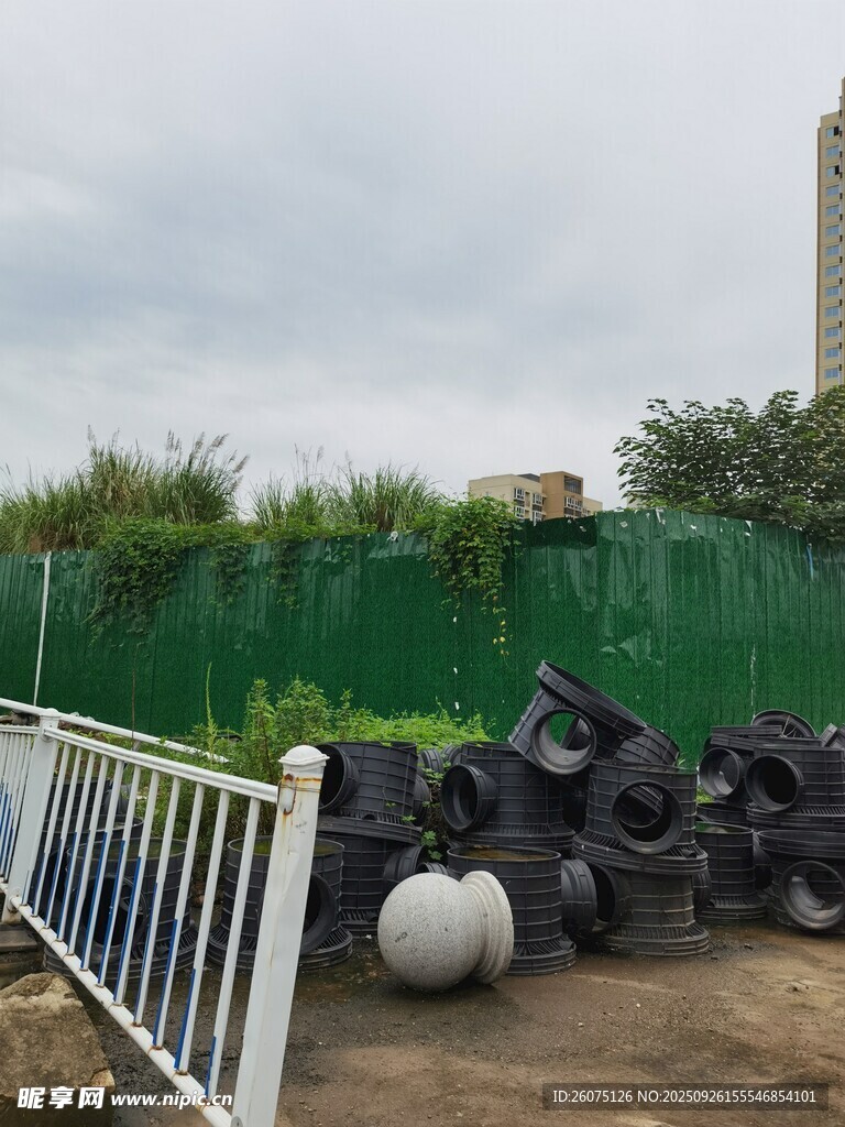 户外堆放的黑色物品