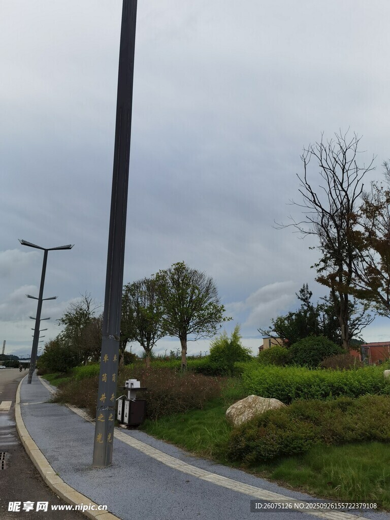 城市中的宁静步道景观